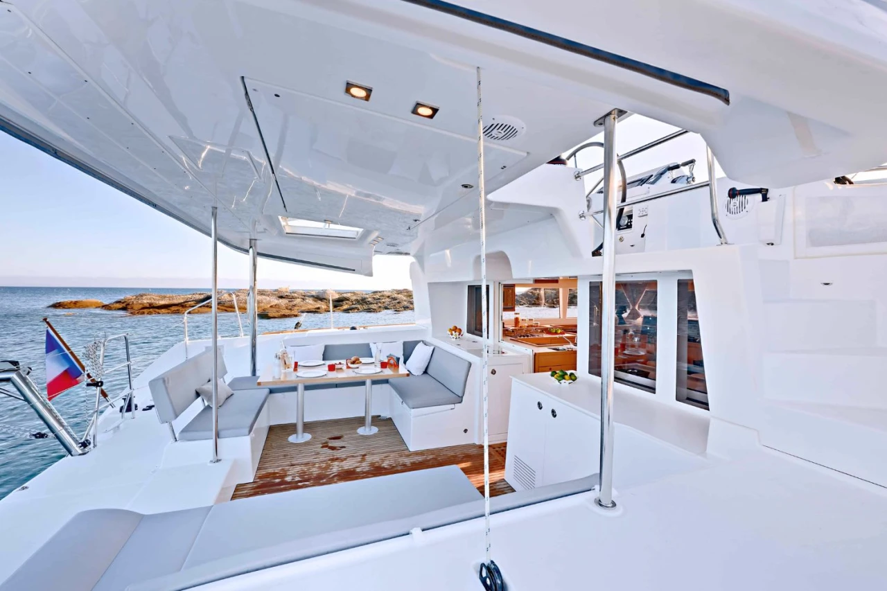 Catamaran Lagoon 450F – Azure