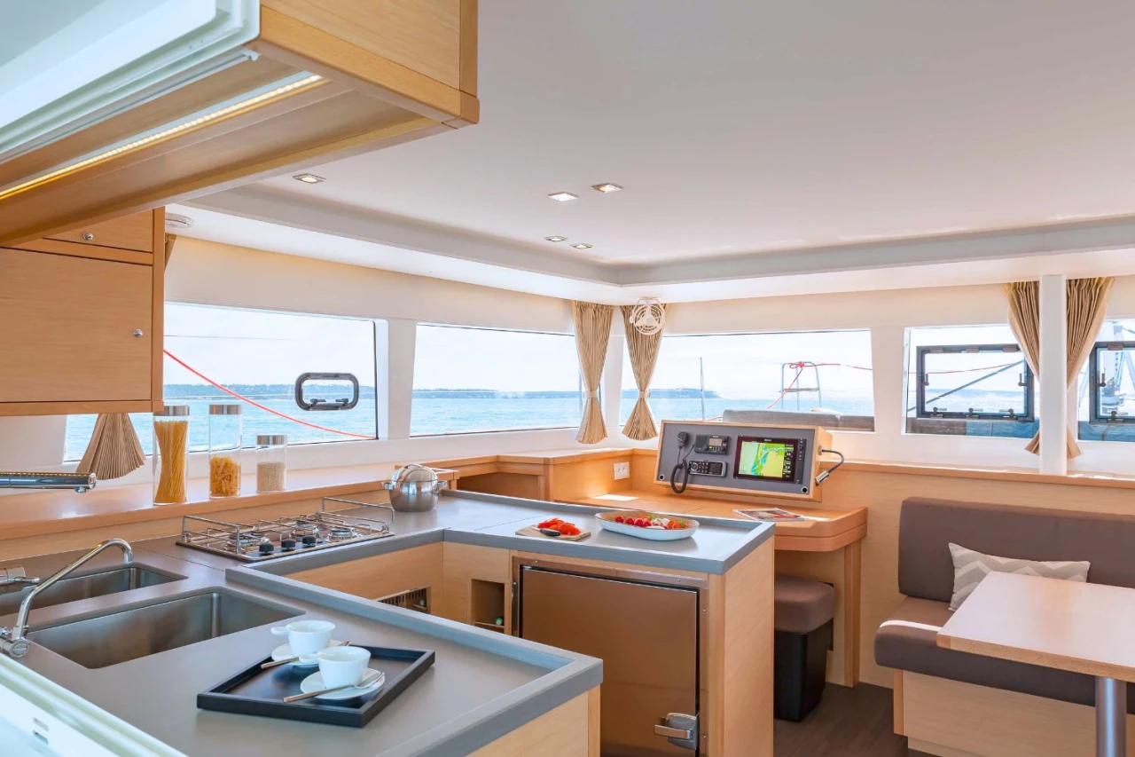 Catamaran Lagoon 450F – Azure